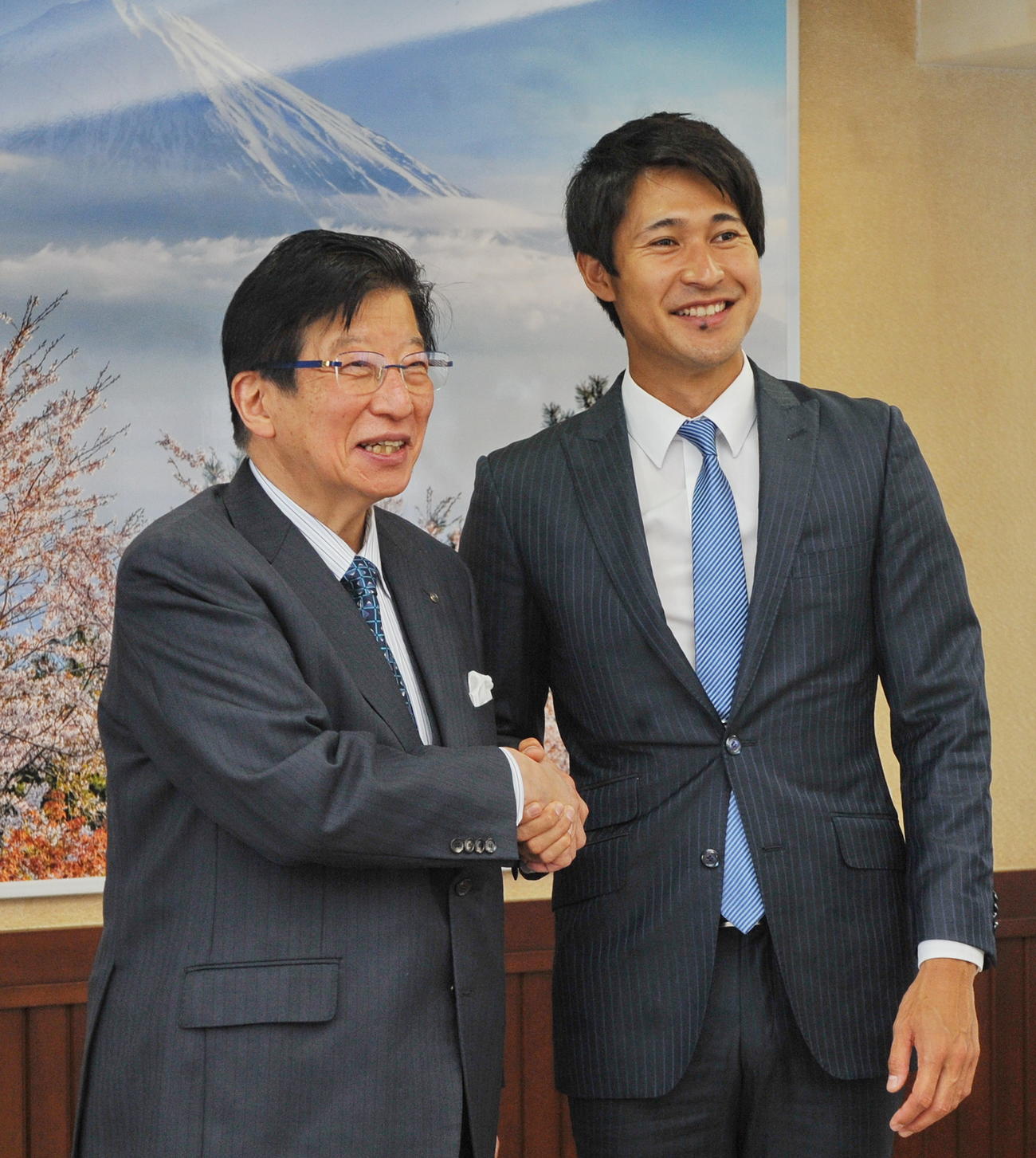 川勝知事（左）と記念撮影に納まる飯塚