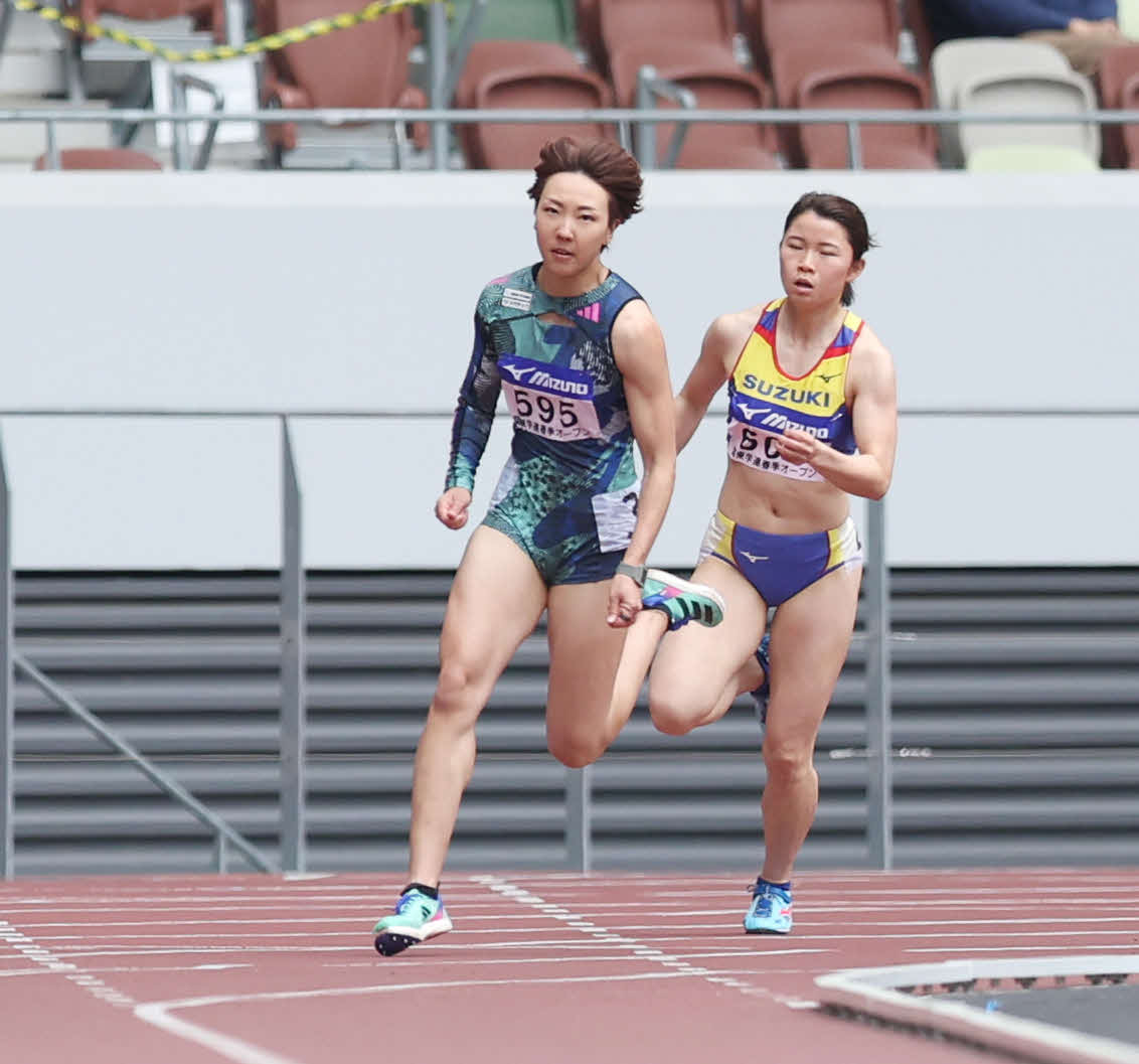 女子200メートルで力走する寺田（左）（撮影・宮地輝）