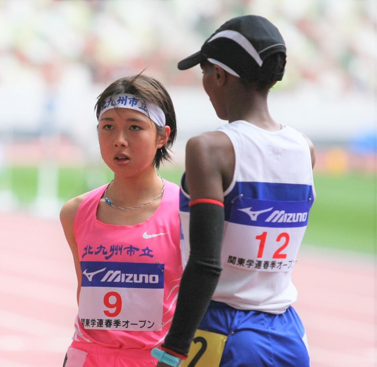 関東学連春季オープン競技会の女子5000メートル出場後に健闘をたたえ合う野田（左）とワンジル（撮影・藤塚大輔）