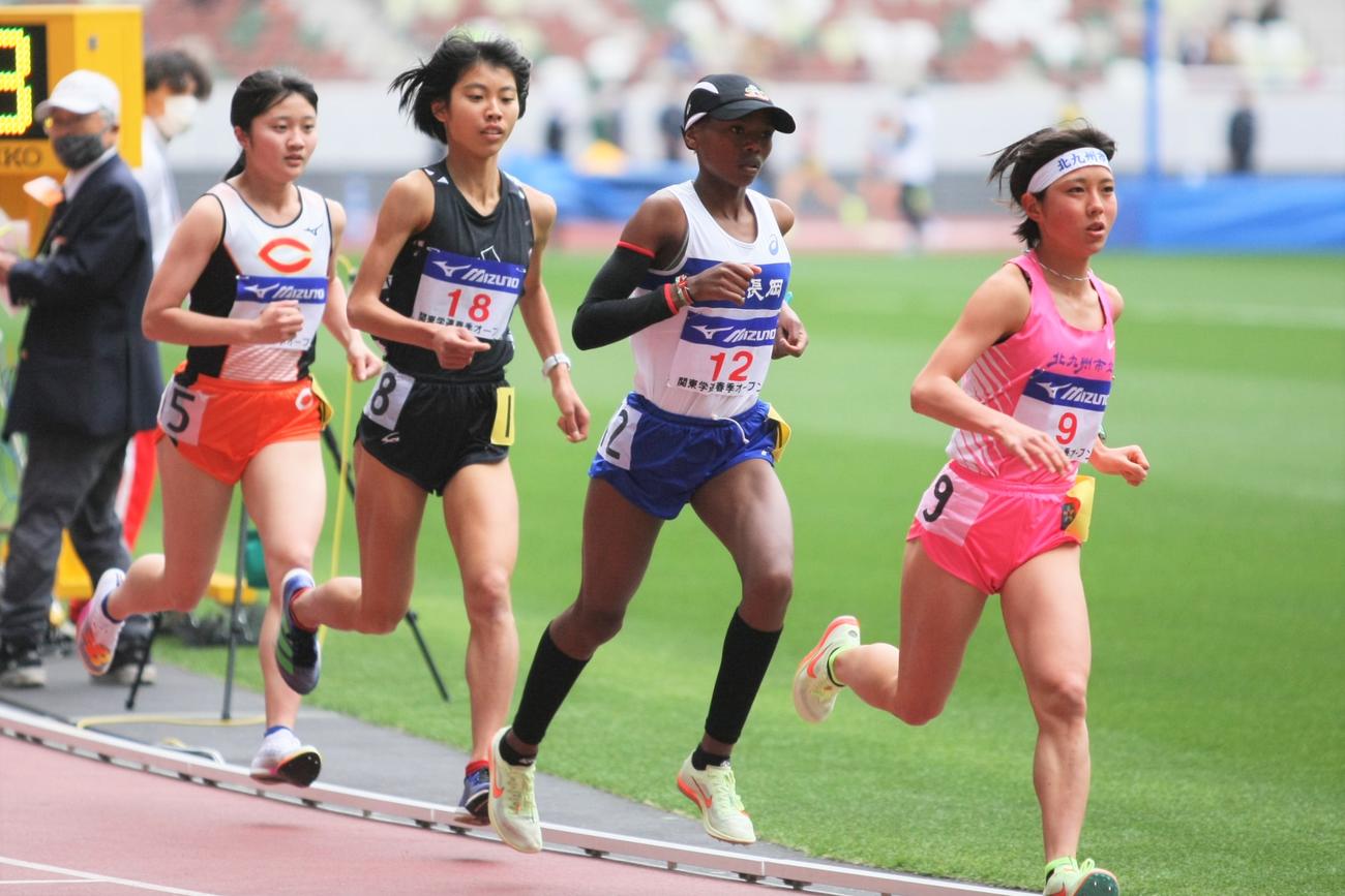 関東学連春季オープン競技会の女子5000メートルで先頭集団を形成する、左から浜野、蔦野、ワンジル、野田（撮影・藤塚大輔）