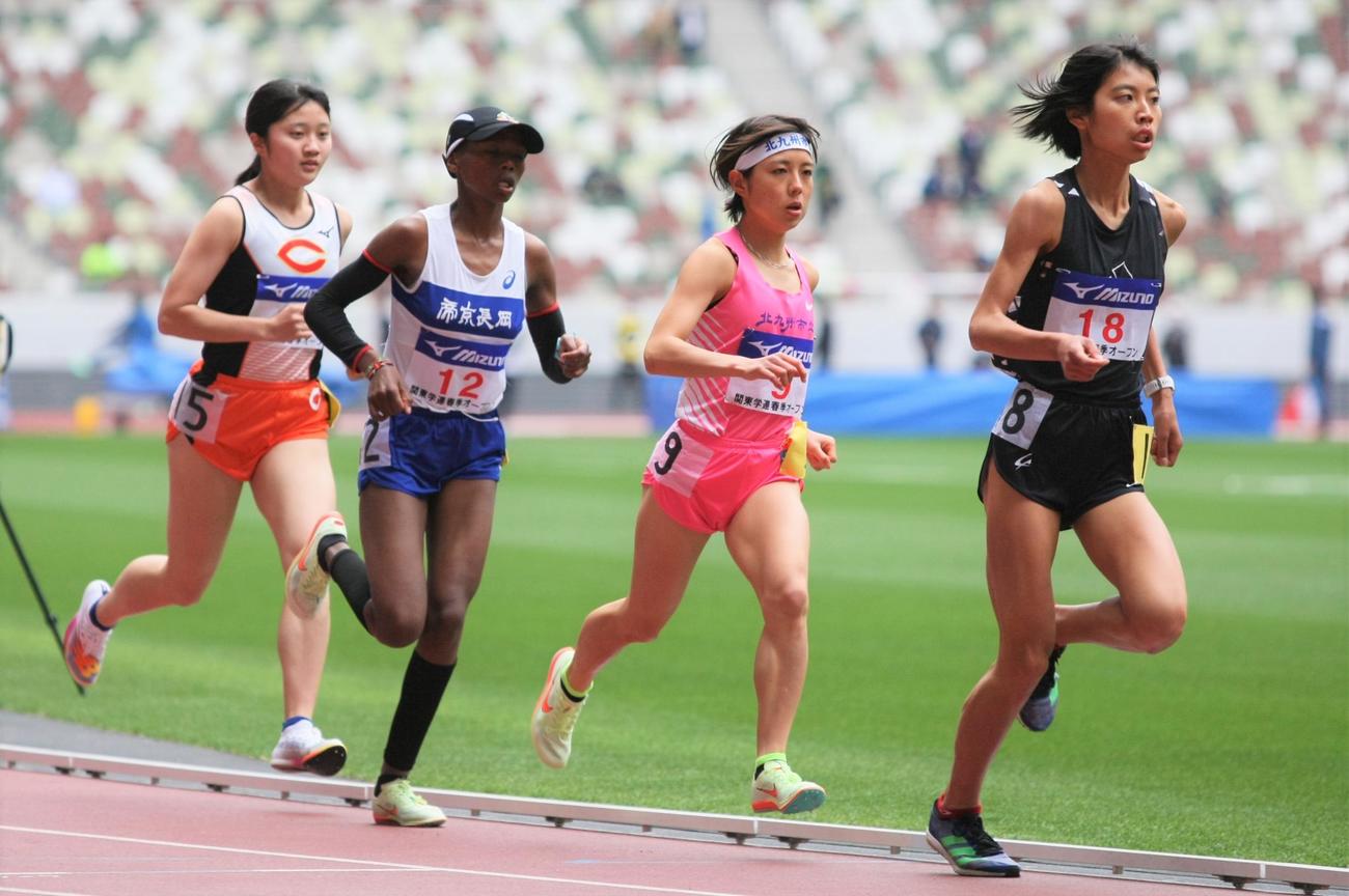関東学連春季オープン競技会の女子5000メートルで先頭集団を形成する、左から浜野、ワンジル、野田、蔦野（撮影・藤塚大輔）