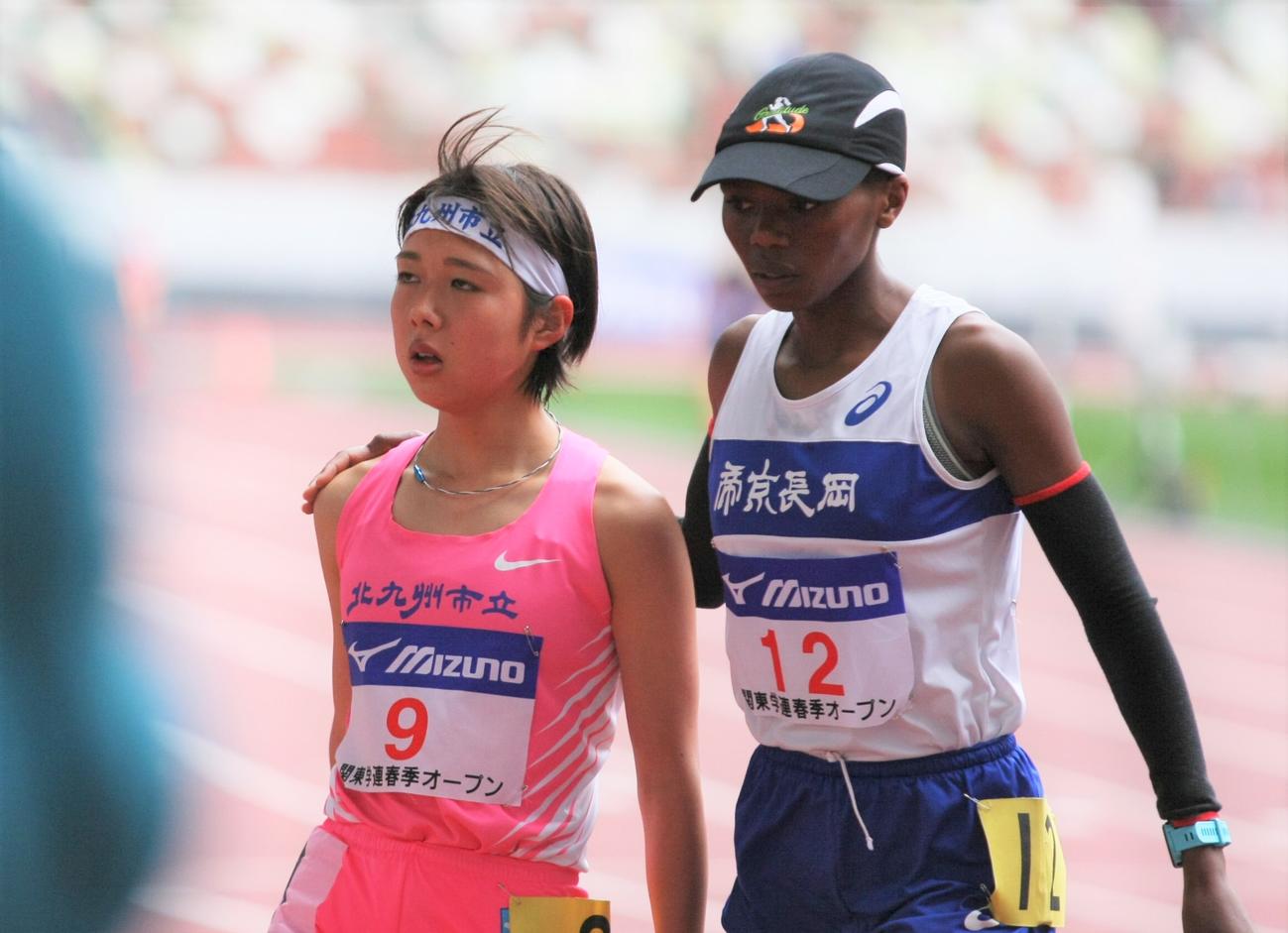 関東学連春季オープン競技会の女子5000メートル出場後に健闘をたたえ合う野田（左）とワンジル（撮影・藤塚大輔）