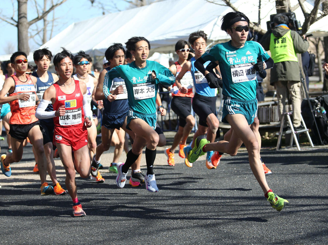 軽快に走る県出身の大学生ゲストランナー。左から山本、岸本、横田
