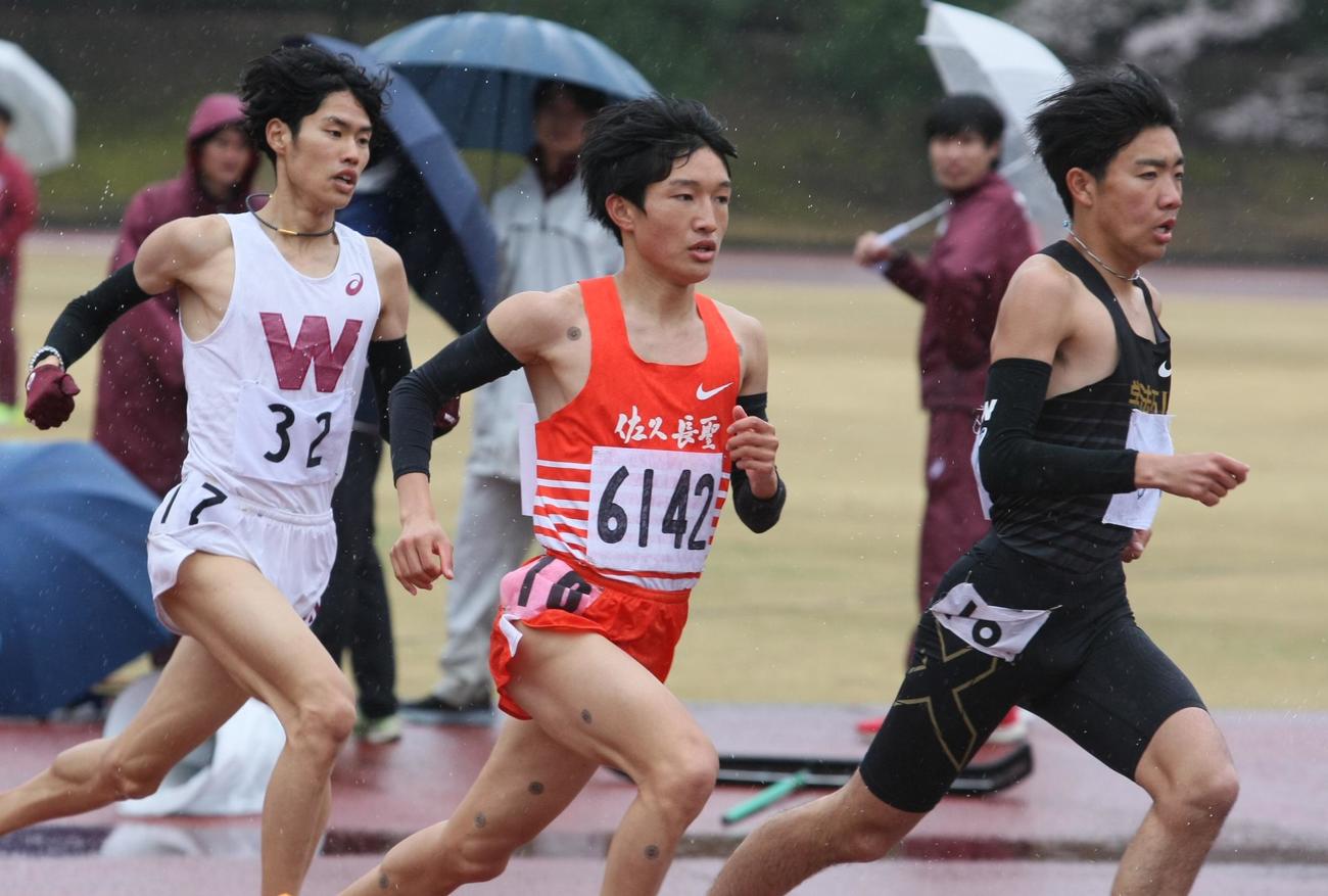 TOKOROZAWAゲームズSpring2023一般男子3000メートルに出場した佐久長聖・吉岡（中央）。左は早大・伊藤、右は学法石川・山崎（撮影・藤塚大輔）