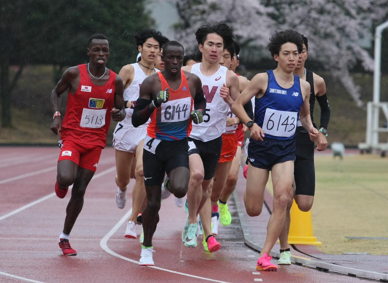 TOKOROZAWAゲームズSpring2023一般男子3000メートルに出場した順大・三浦（右）（撮影・藤塚大輔）