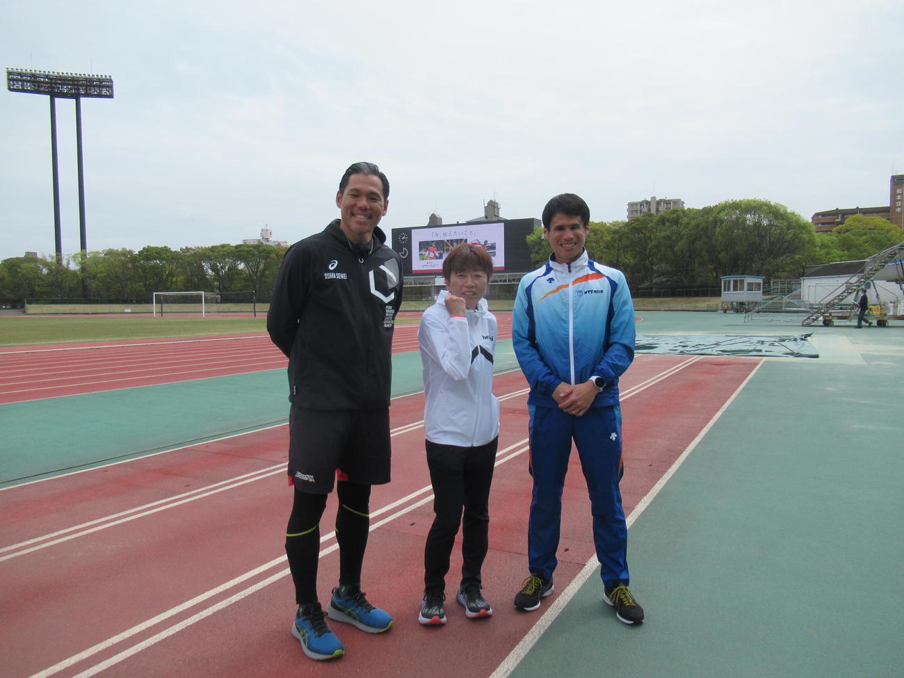 トークショーに参加した野口みずき氏（中）。右は堀越信司、左は金丸祐三氏（撮影・益田一弘）