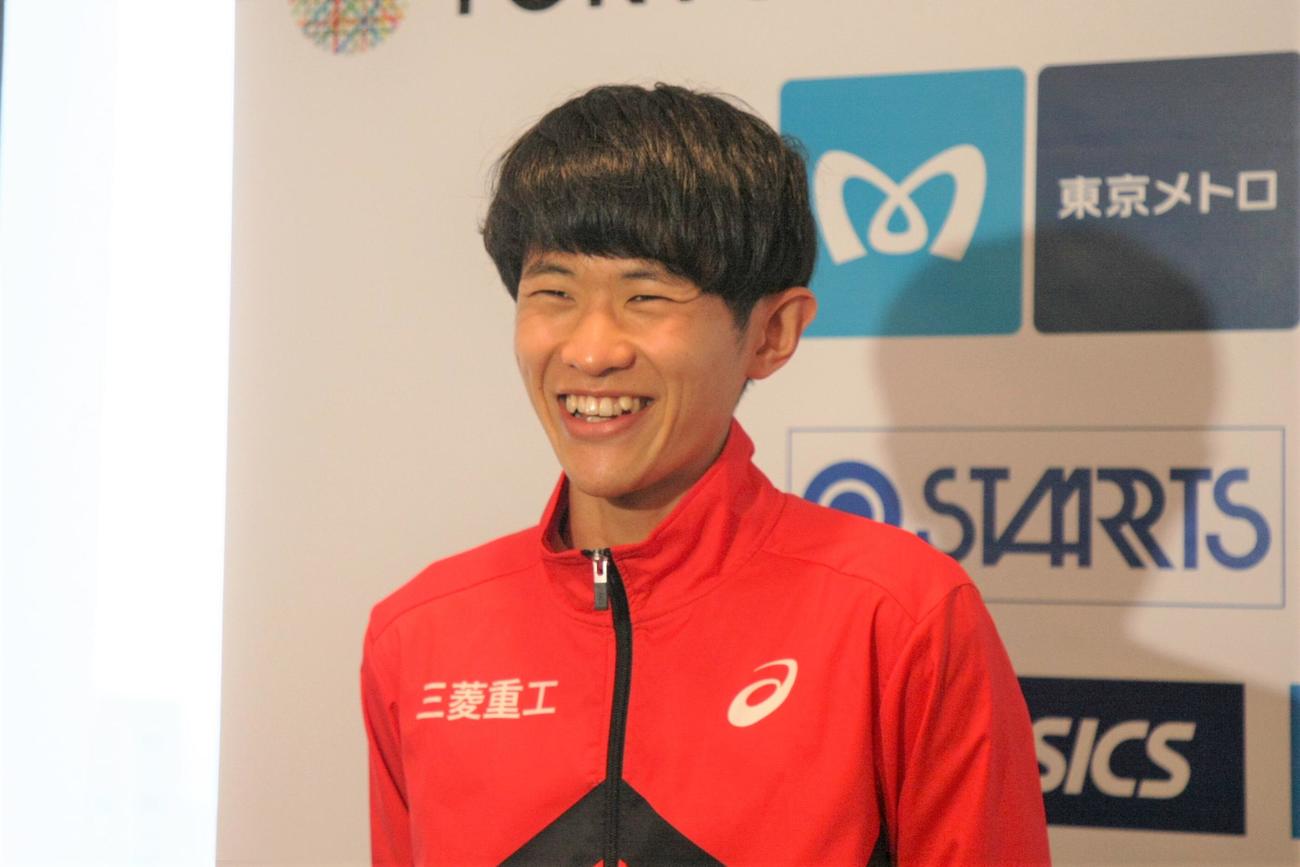 東京マラソンの一夜明け取材に笑顔で応じた山下一貴（2023年3月6日撮影）