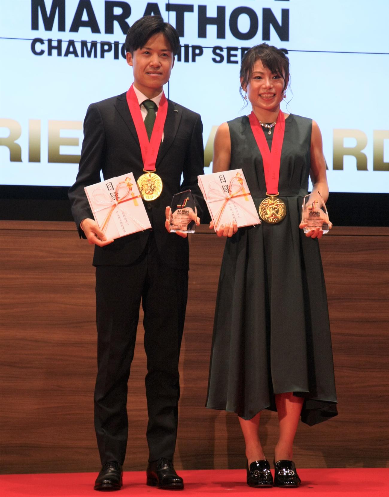 ジャパンマラソンチャンピオンシップシリーズ2アワード表彰式に出席した其田（左）と松田（撮影・藤塚大輔）