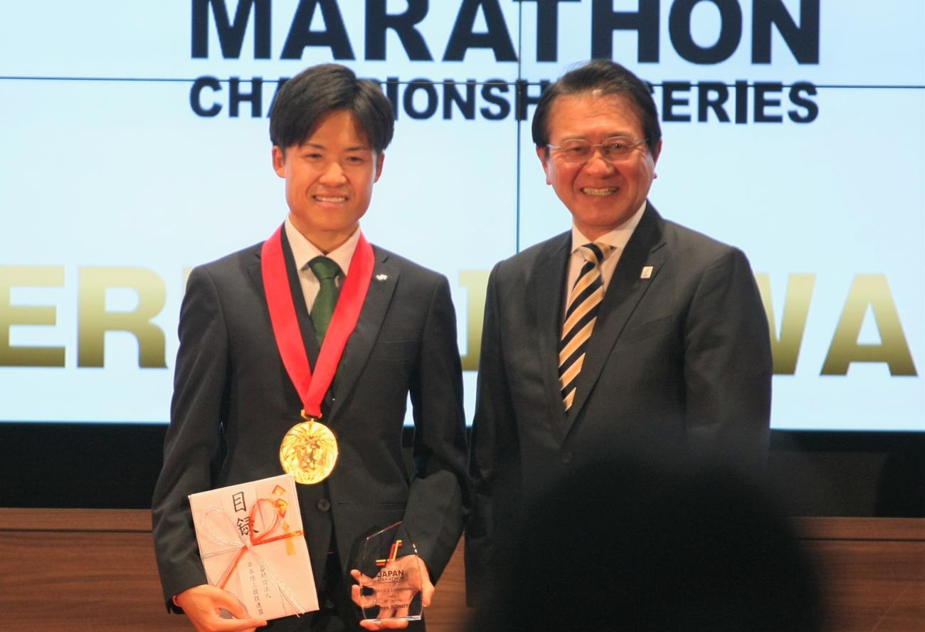 ジャパンマラソンチャンピオンシップシリーズ2アワード表彰式に出席した其田（左）と瀬古利彦氏（撮影・藤塚大輔）