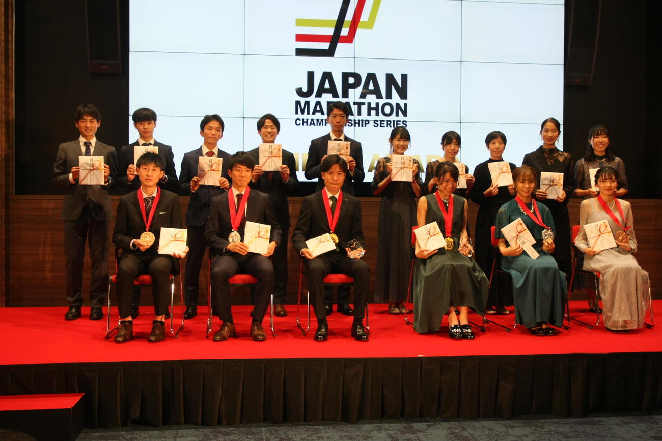 ジャパンマラソンチャンピオンシップシリーズ2アワード表彰式に出席した、前列左から細谷、大塚、其田、松田、安藤、細田、後列左から定方、赤崎、井上、市山、聞谷、上杉、阿部、松下、池田、川内（撮影・藤塚大輔）