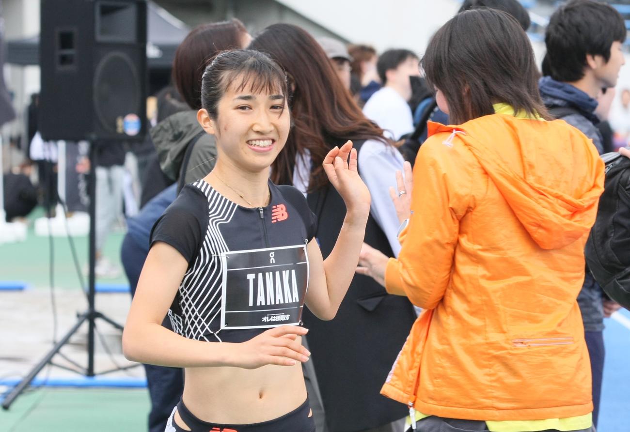 「THE MIDDLE」女子1000メートルに出場し、レース後にファンと交流した田中（撮影・藤塚大輔）