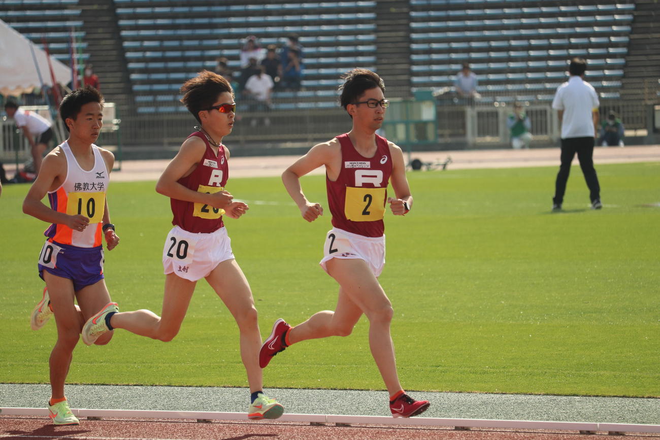 5000メートルで優勝した立命館大の中田千太郎（左から3人目）（撮影・竹本穂乃加）