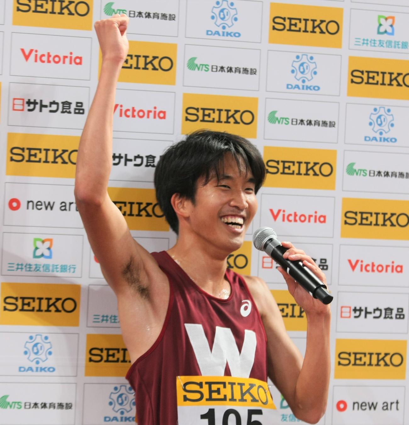 東京六大学対校陸上の男子対校5000メートルで優勝し、場内インタビューで右手を突き上げる早大・石塚（撮影・藤塚大輔）