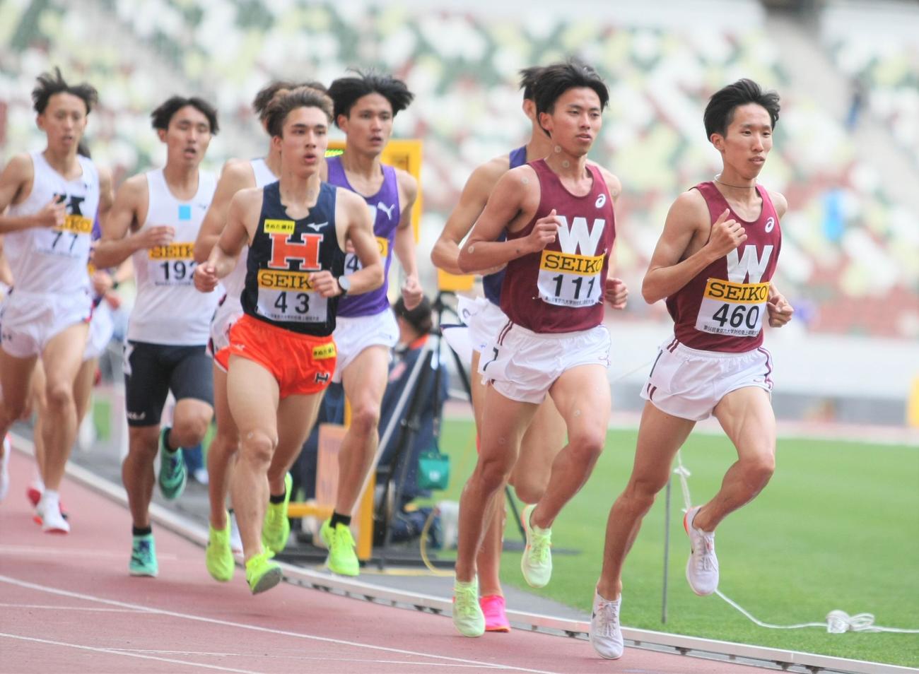 東京六大学対校陸上の男子3000メートル障害で先頭を走る早大・諸富（右）と早大・菖蒲（右から2人目）（撮影・藤塚大輔）