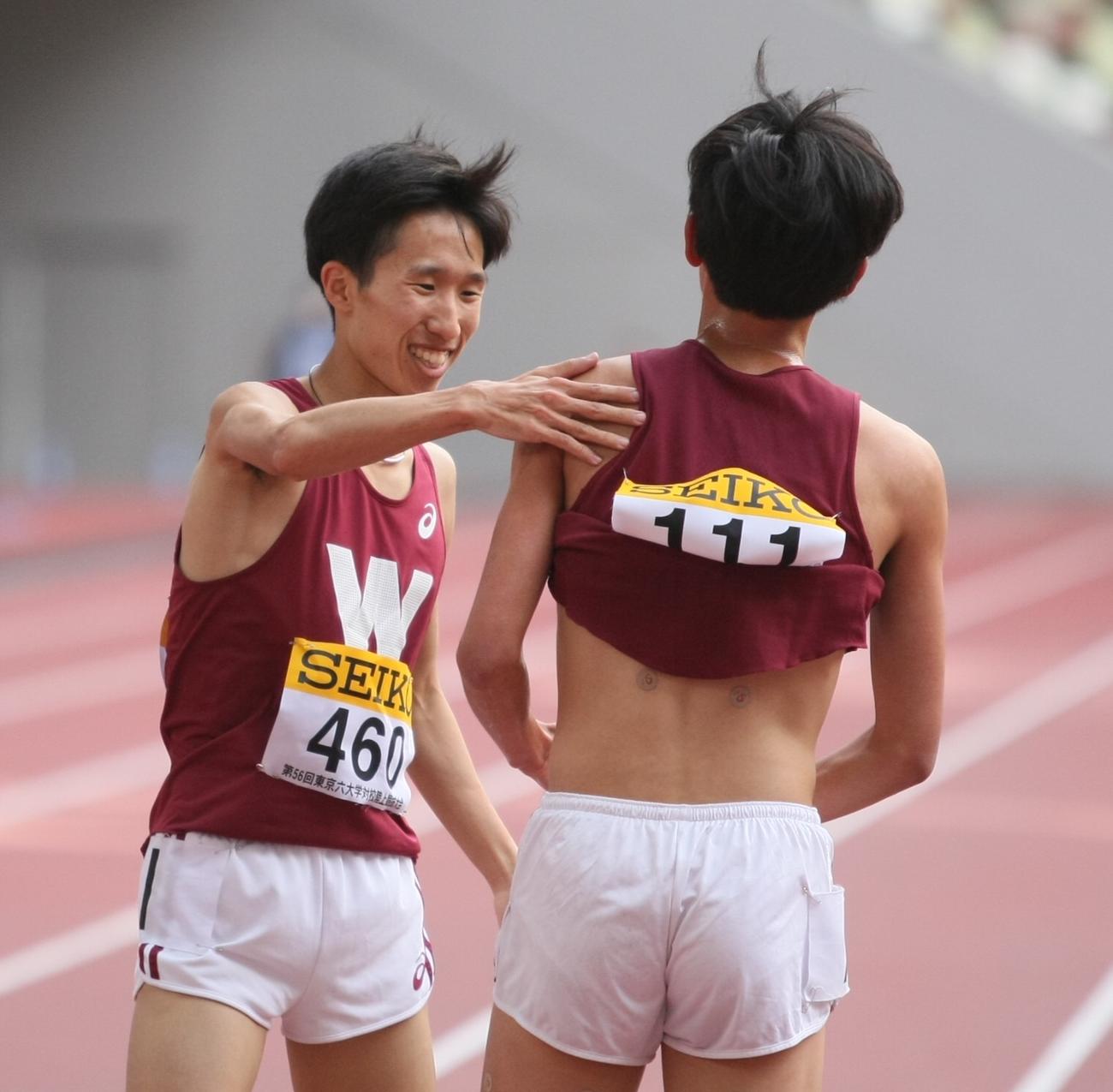 東京六大学対校陸上の男子3000メートル障害のレース直後に声をかけ合う早大・諸富（左）と菖蒲（撮影・藤塚大輔）