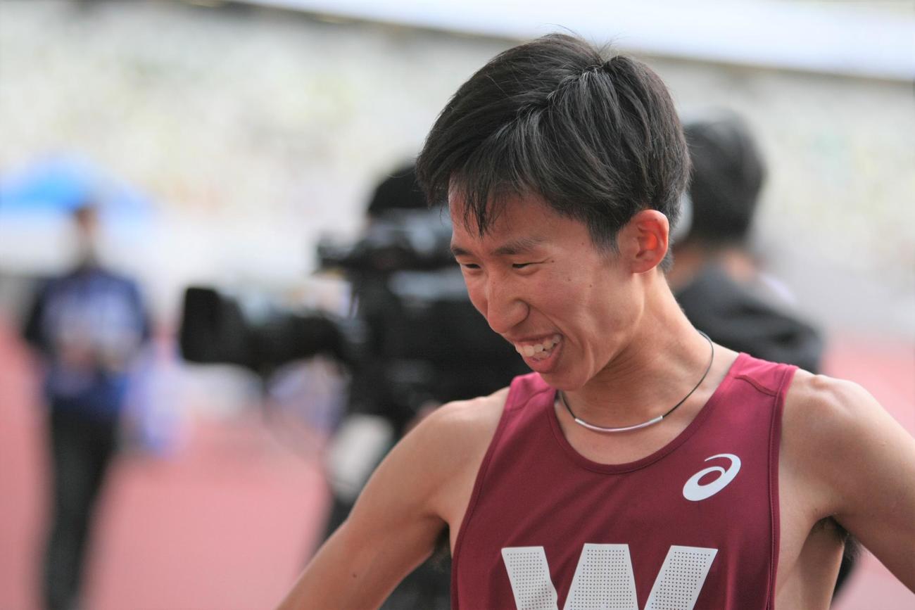 東京六大学対校陸上の男子3000メートル障害で2位となり、悔しそうな表情を浮かべる早大・諸富（撮影・藤塚大輔）