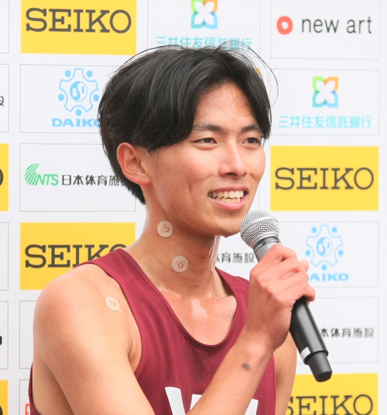 東京六大学対校陸上の男子3000メートル障害で優勝し、場内インタビューで笑顔を見せる早大・菖蒲（撮影・藤塚大輔）
