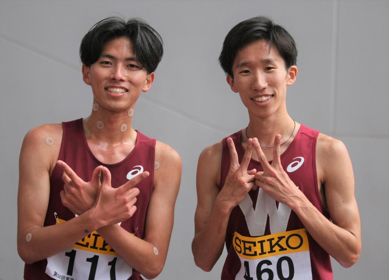 東京六大学対校陸上の男子3000メートル障害で優勝し、「W」ポーズで笑顔を見せる早大・菖蒲（左）と2位の諸富（撮影・藤塚大輔）