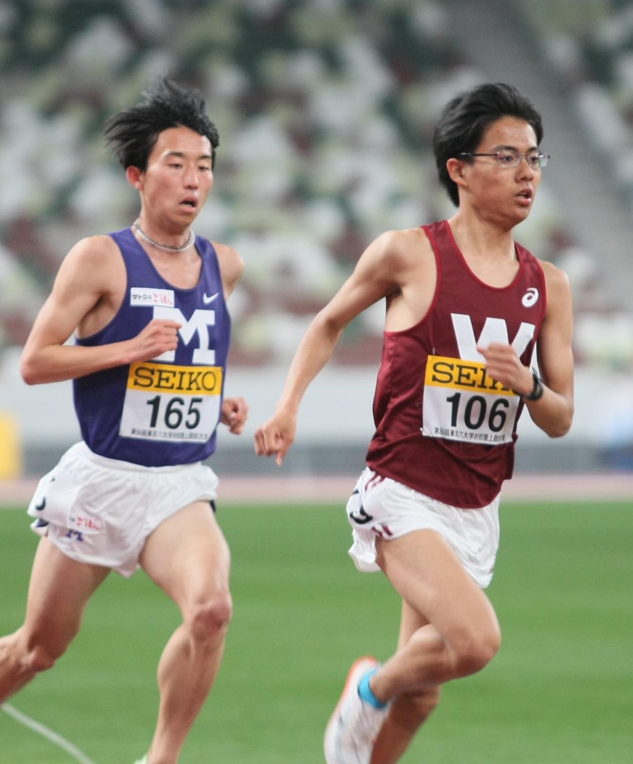 東京六大学対校陸上の男子対校5000メートルで力走する早大・工藤（右）と明大・森下（撮影・藤塚大輔）