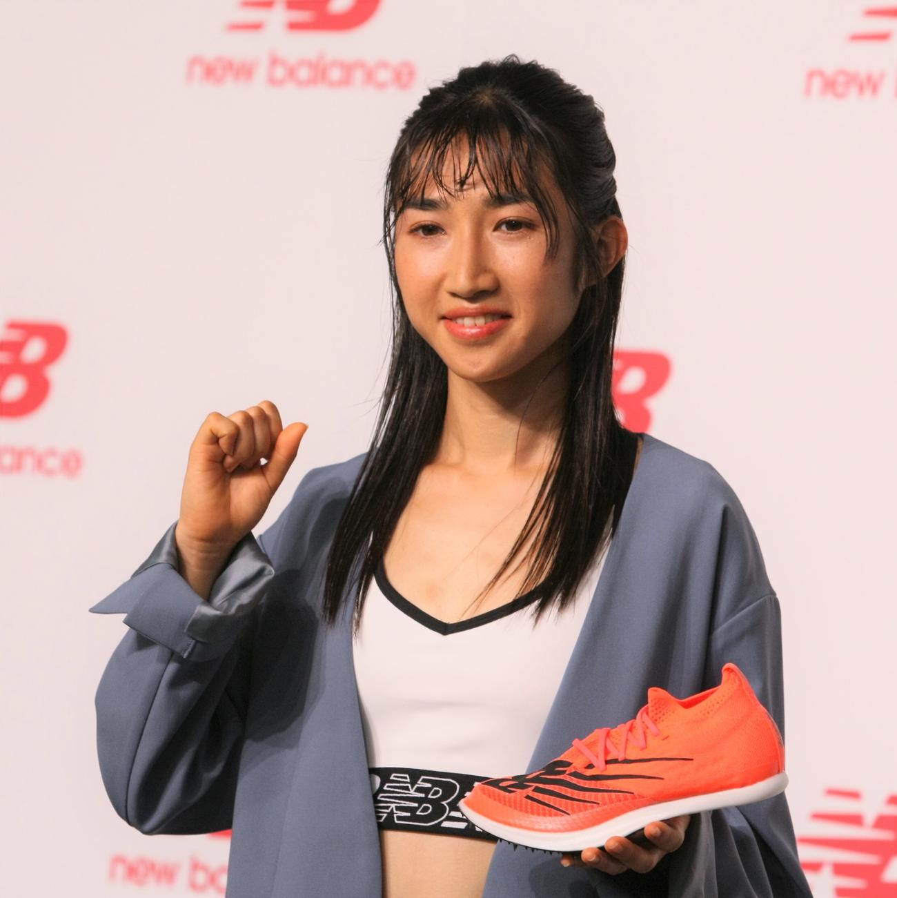 「ニューバランス田中希実選手記者会見」でガッツポーズを見せる田中（撮影・藤塚大輔）