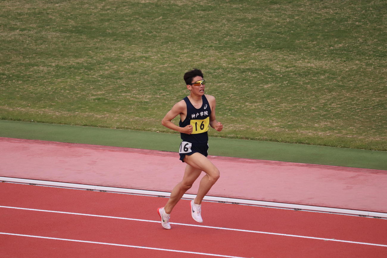 男子5000メートルで優勝した神戸学院大の辻井冬和（撮影・竹本穂乃加）