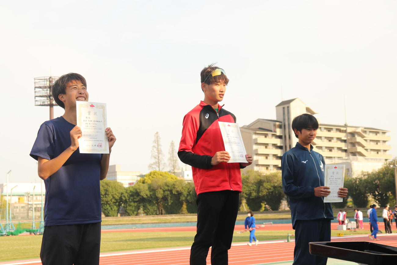 男子5000メートル表彰式の様子。左から関西福祉大・東原知輝、神戸学院大・辻井冬和、関西学院大・岡寛大（撮影・竹本穂乃加）