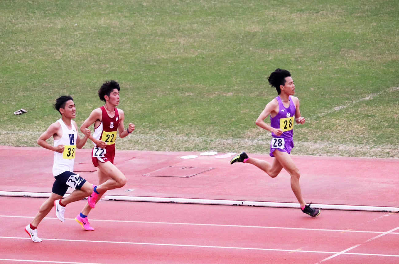 男子5000メートルで優勝した関大・谷村恒晟（左）（撮影・竹本穂乃加）