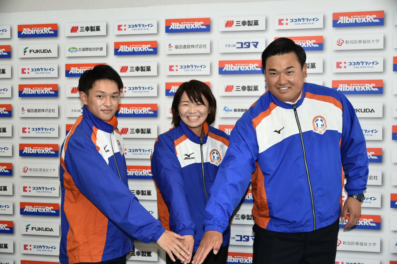 笑顔で活躍を誓う平野（左）と中川（右）。中央は久保倉ヘッドコーチ