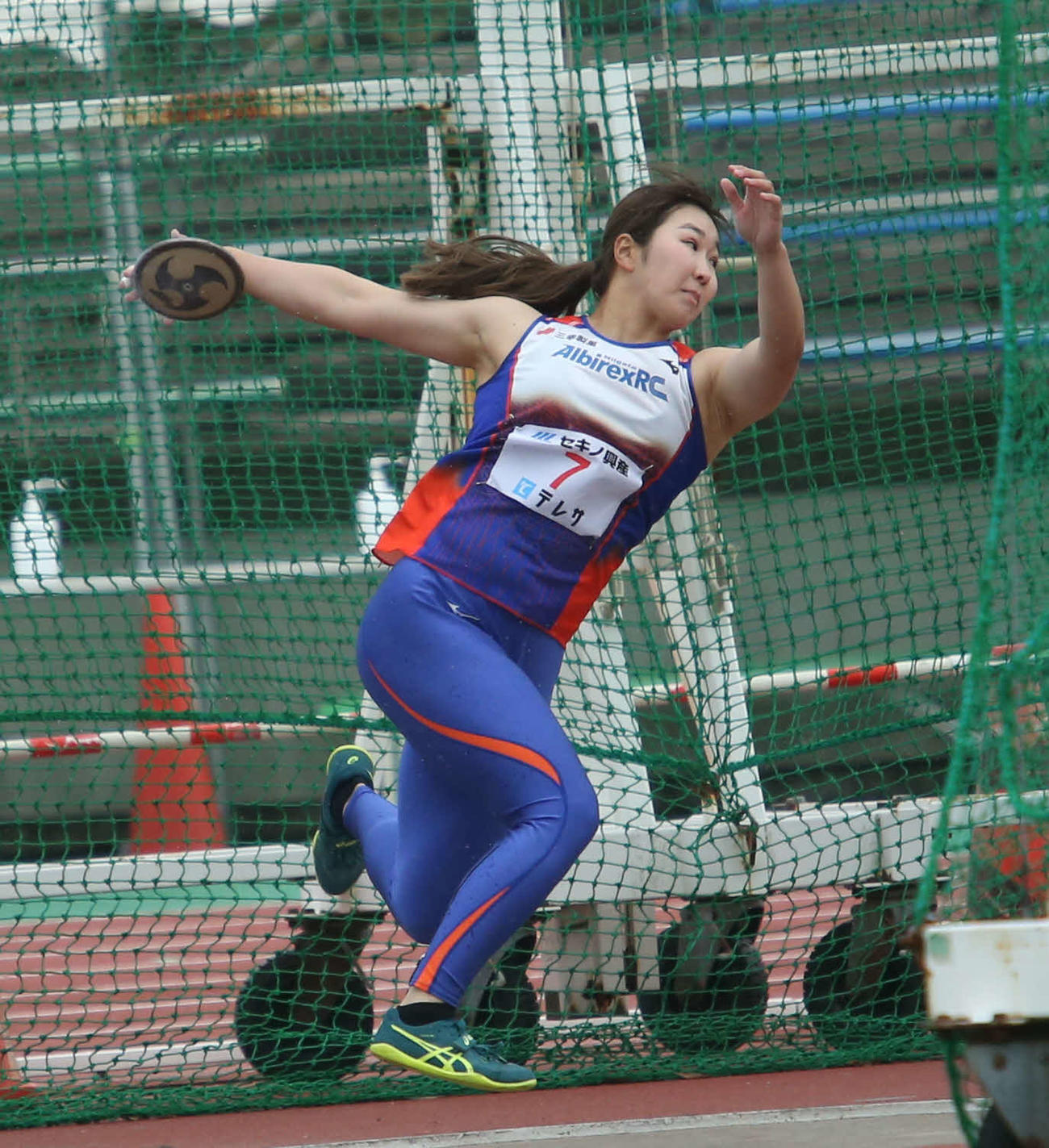 女子円盤投げで51メートル13の大会新記録で優勝した郡