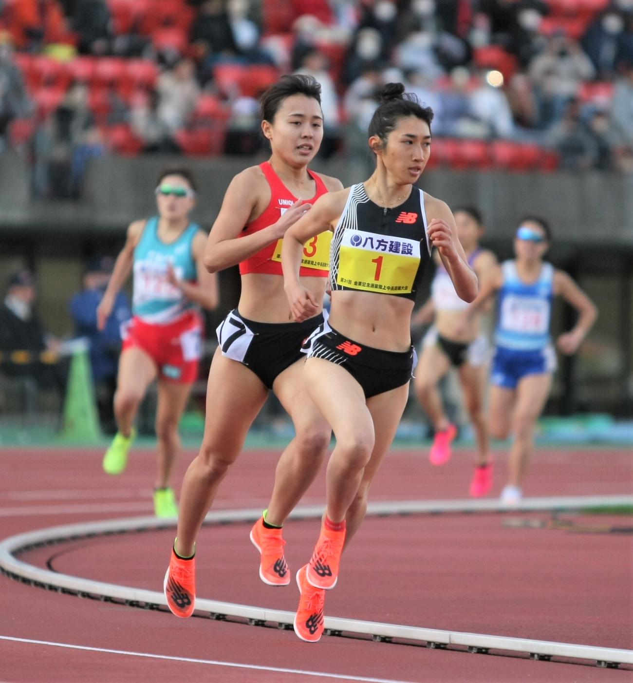 金栗記念選抜中長距離大会の女子1500メートルに出場した田中（右）と後藤（撮影・藤塚大輔）