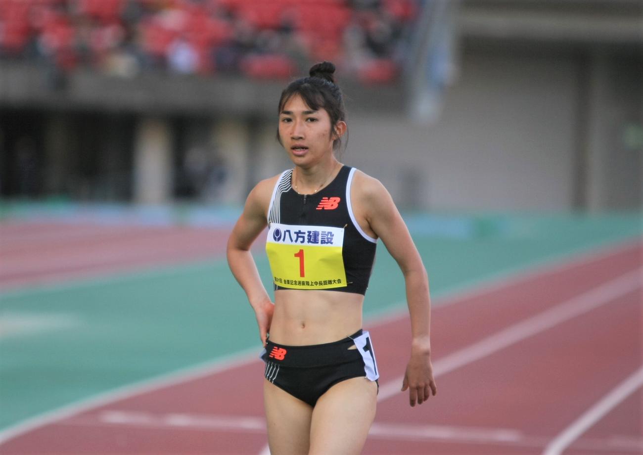 金栗記念選抜中長距離大会の女子1500メートルで2位となり腰に手を当てる田中（撮影・藤塚大輔）