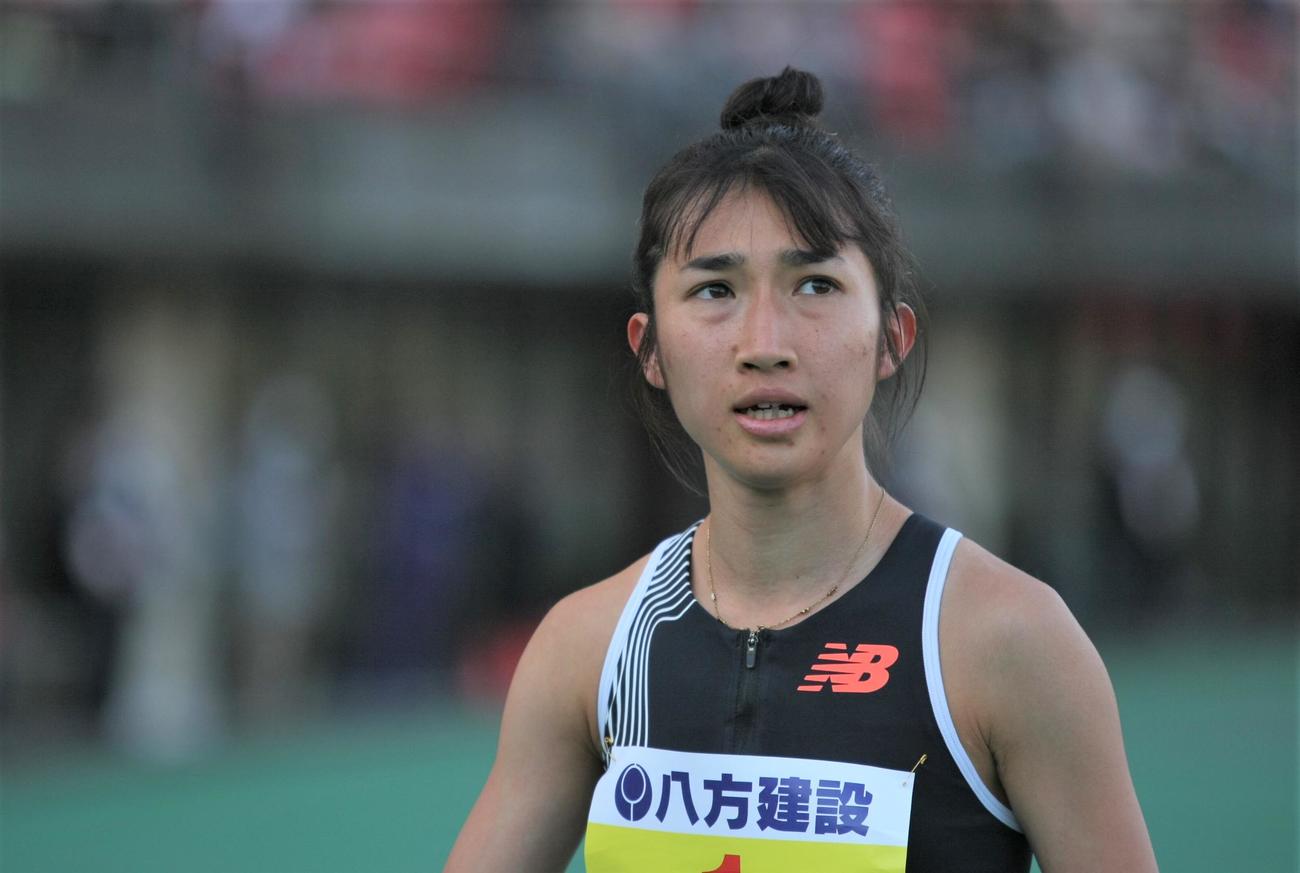 金栗記念選抜中長距離大会の女子1500メートルで2位となり、得点掲示板を見つめる田中（撮影・藤塚大輔）