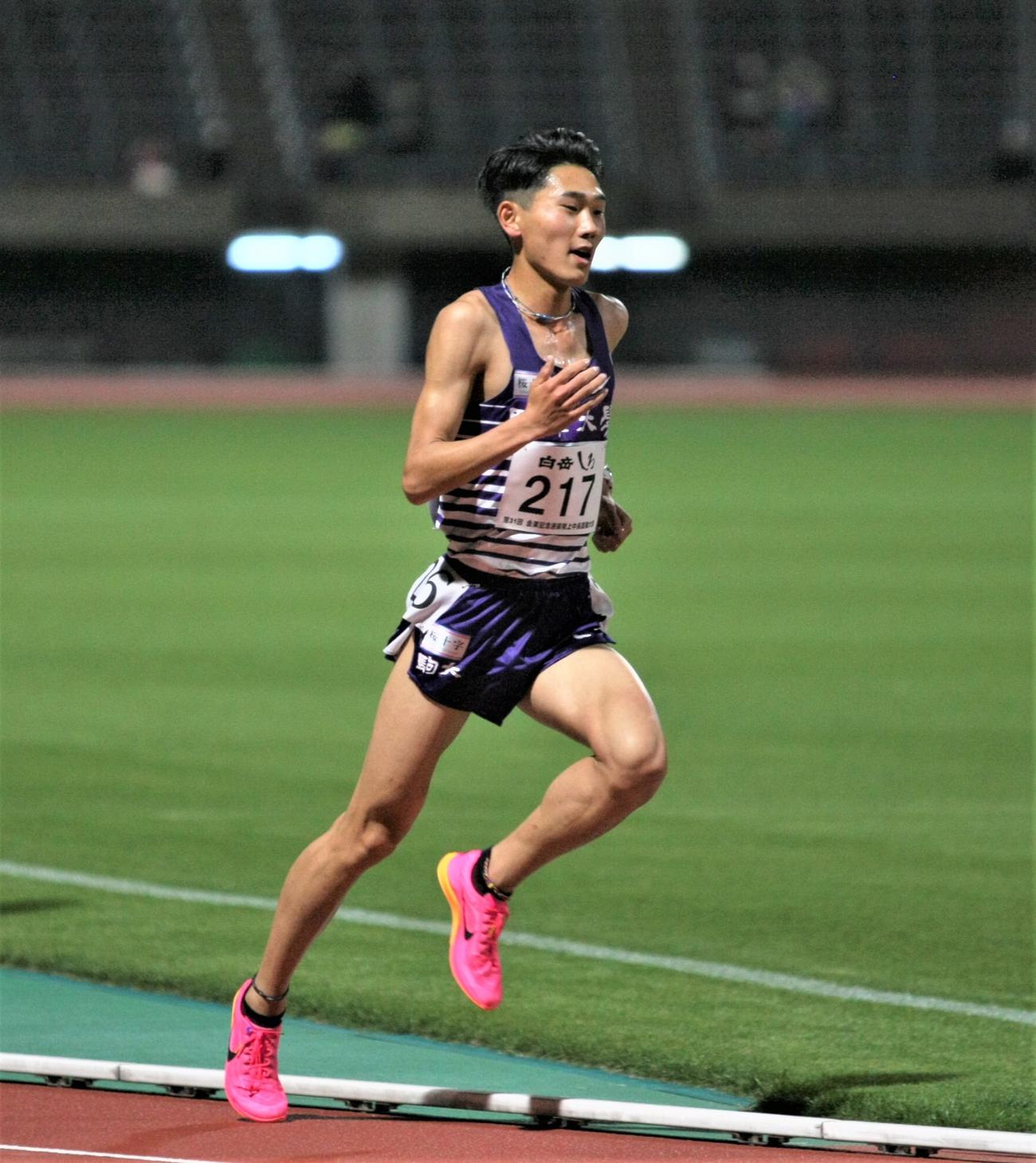 金栗記念選抜中長距離大会の男子1万メートルに出場した駒大・篠原（撮影・藤塚大輔）