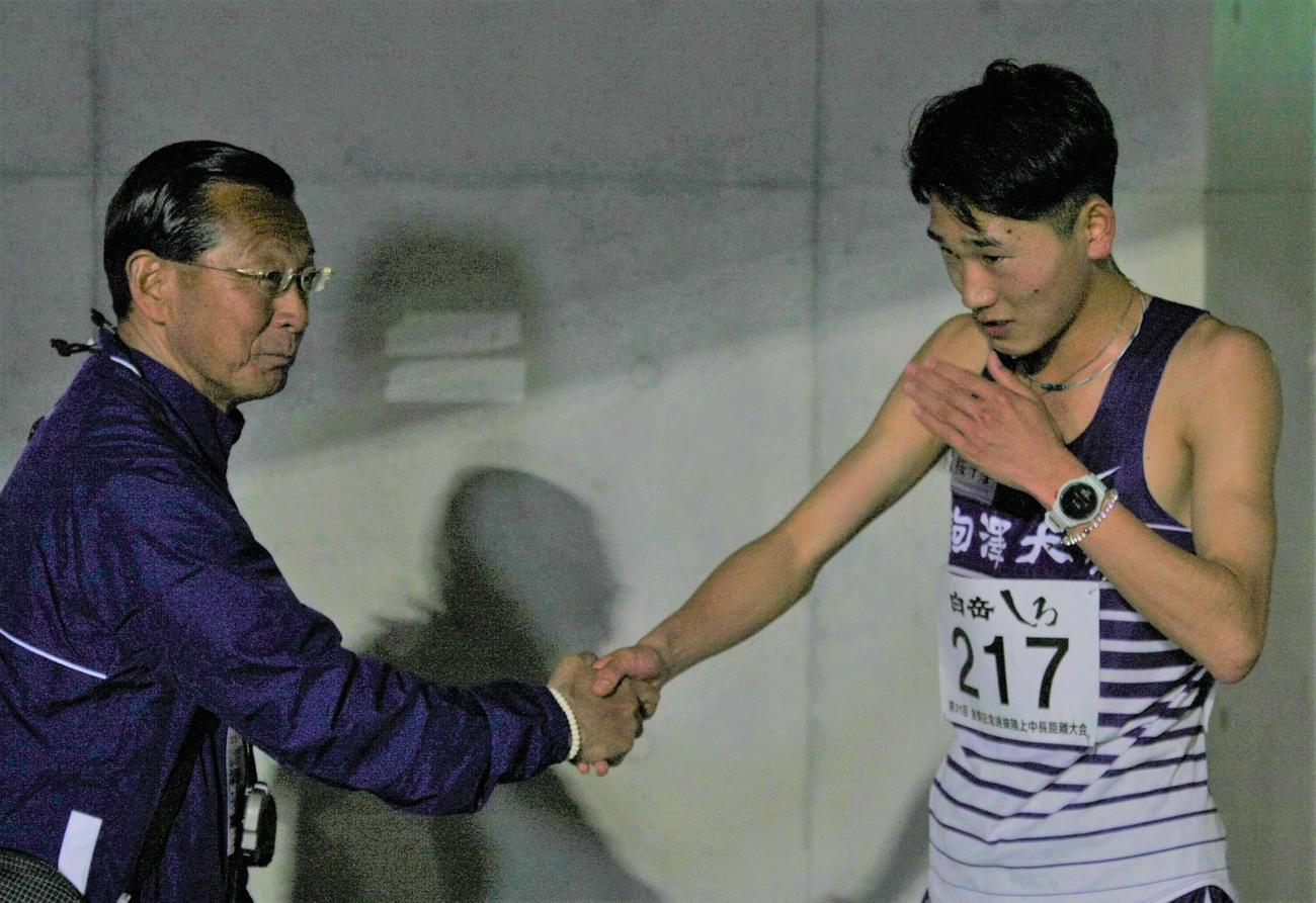 金栗記念選抜中長距離大会の男子1万メートルで4位となり、出走後に握手を交わす駒大・大八木弘明総監督（左）と篠原（撮影・藤塚大輔）