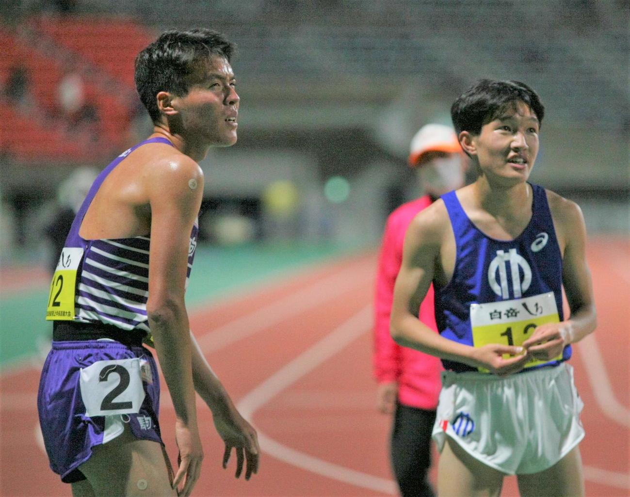 金栗記念選抜中長距離大会の男子5000メートルを走り終え、得点を見つめる駒大・佐藤（左）と順大・吉岡（撮影・藤塚大輔）