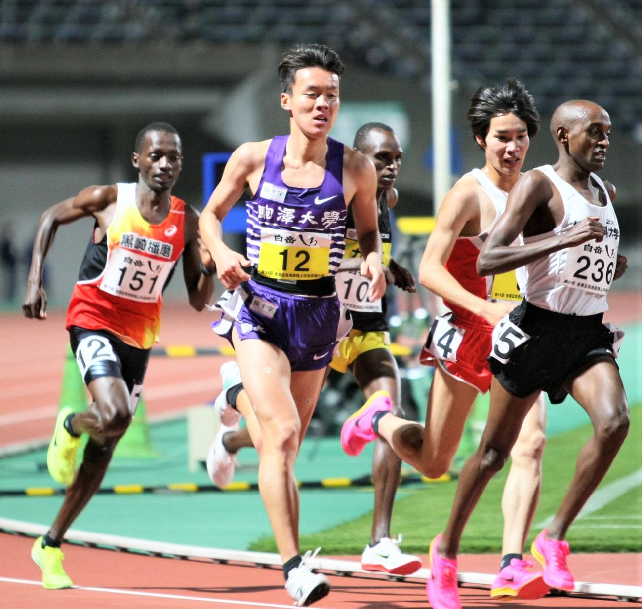 金栗記念選抜中長距離大会の男子5000メートルに出場した駒大・佐藤（撮影・藤塚大輔）