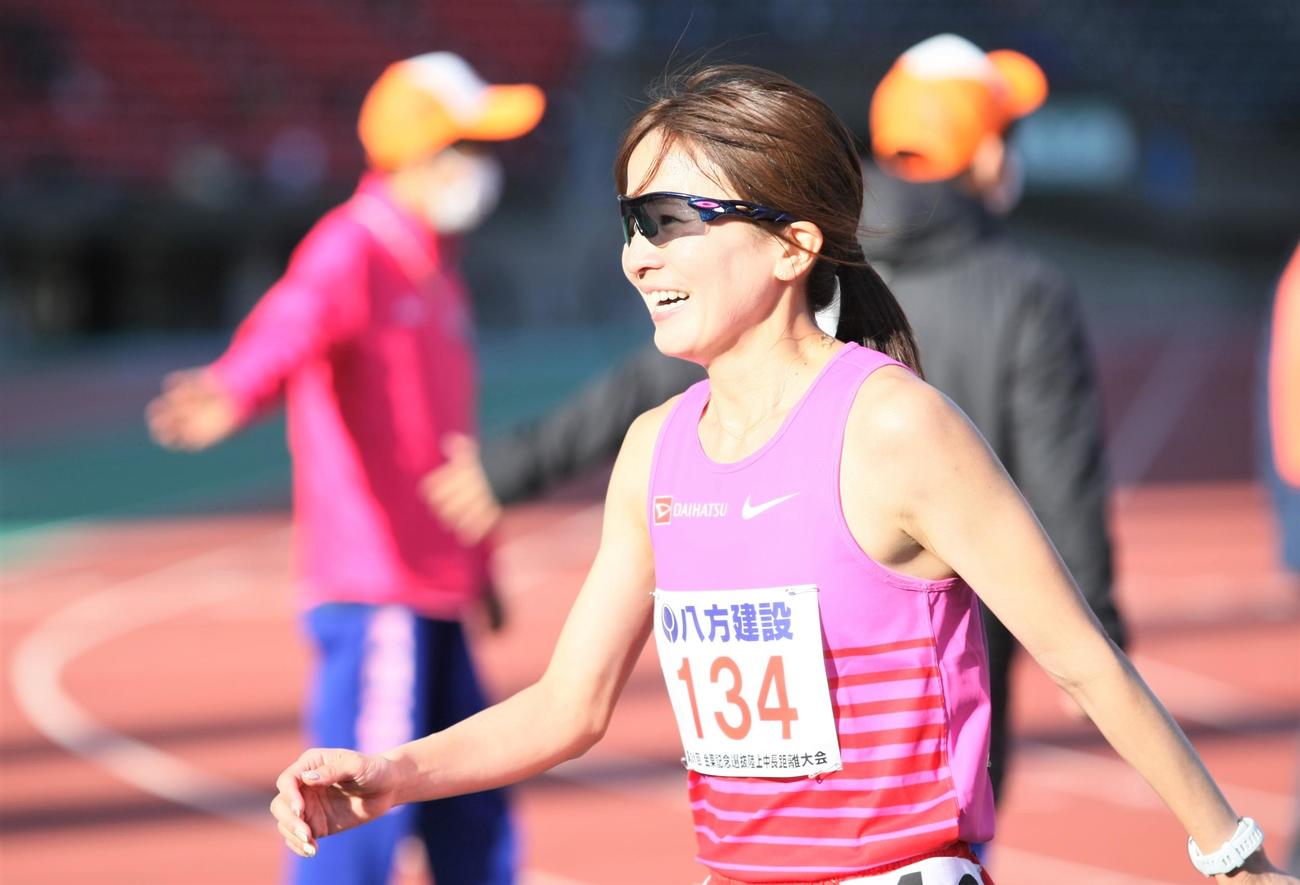 金栗記念選抜中長距離大会の女子5000メートルに出場し、地元での凱旋レースに笑顔を見せる前田（撮影・藤塚大輔）
