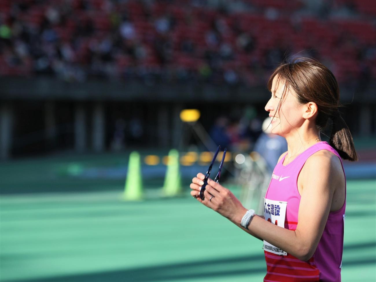 金栗記念選抜中長距離大会の女子5000メートルに出場し、地元での凱旋レース後にスタンドを眺める前田（撮影・藤塚大輔）
