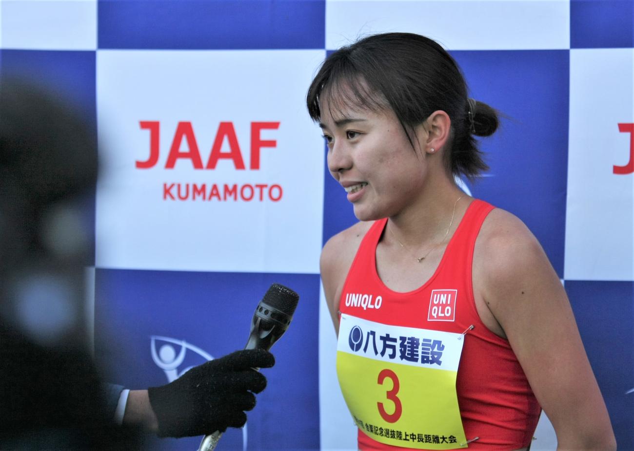金栗記念選抜中長距離大会の女子1500メートルで1位となり場内インタビューに応じる後藤（撮影・藤塚大輔）