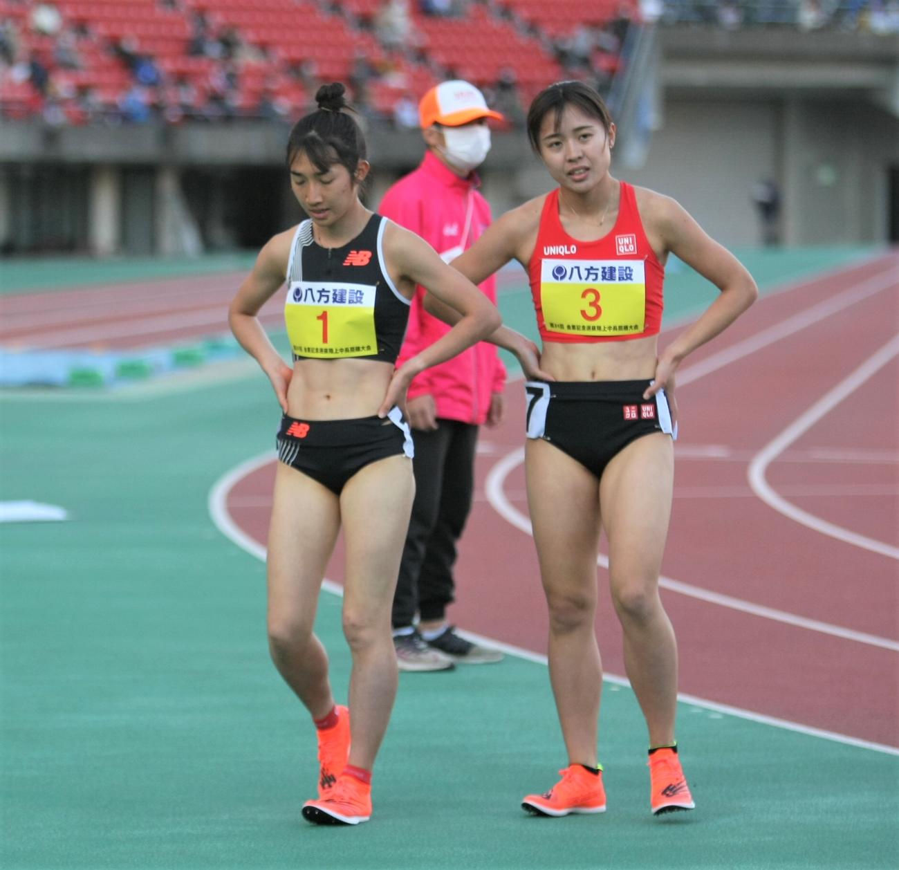 金栗記念選抜中長距離大会の女子1500メートルを走り終え、疲労感をにじませる田中（左）と後藤（撮影・藤塚大輔）