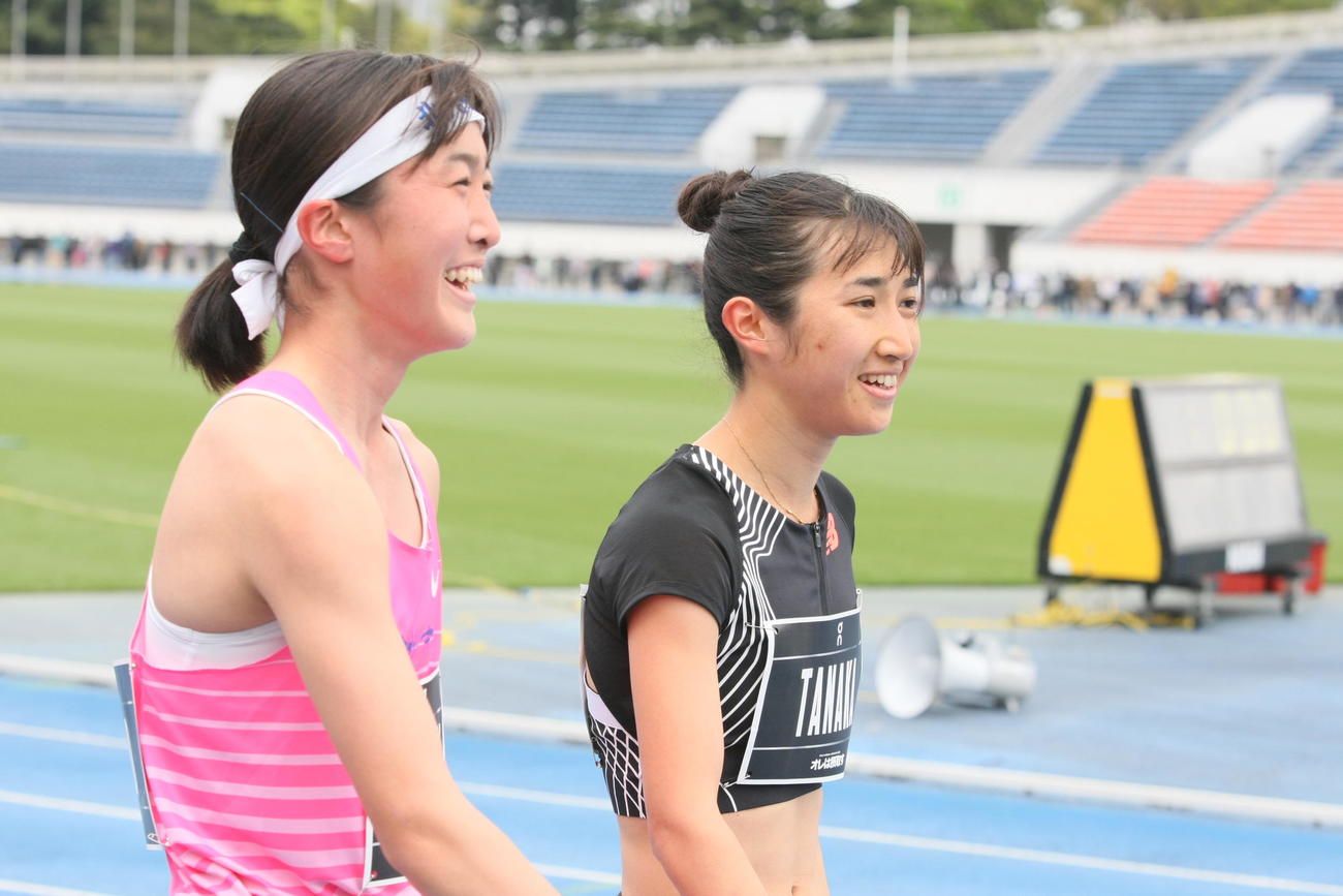 「THE MIDDLE」女子1000メートルに出場し、レース後に笑顔を見せる北九州市立高・下森（左）と田中（撮影・藤塚大輔）