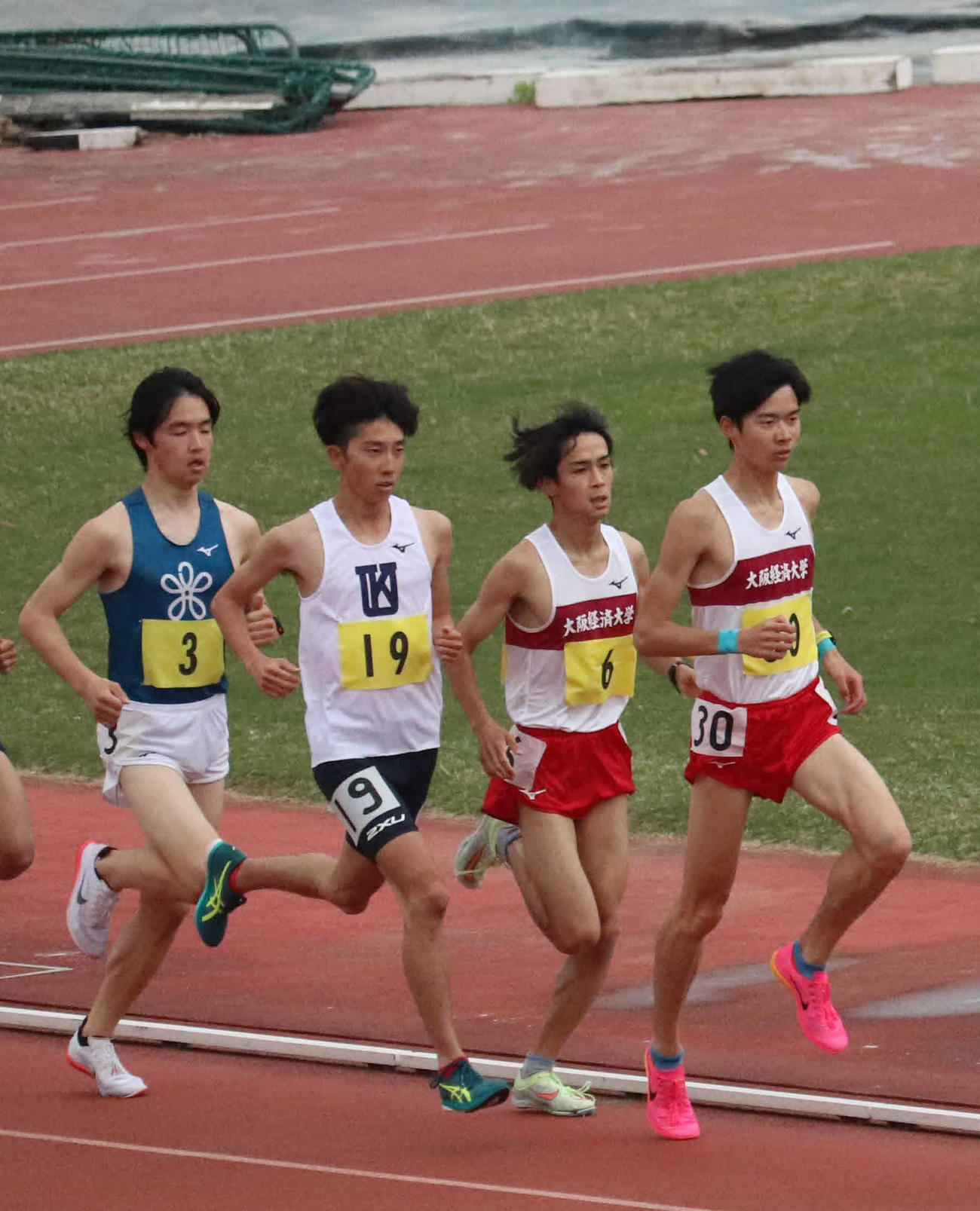 トラックを走る大経大の選手（右から1、2人目）ら（2023年4月6日撮影）