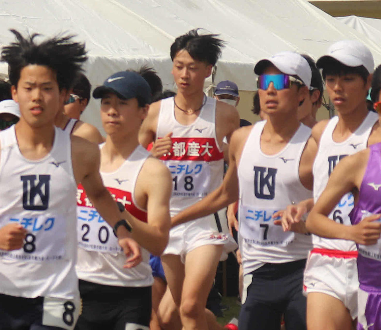 「18番」をつけて走る京産大の中村光稀（中央）（撮影・竹本穂乃加）＝2023年4月14日、大阪市内の淀川右岸・西中島マラソンコース