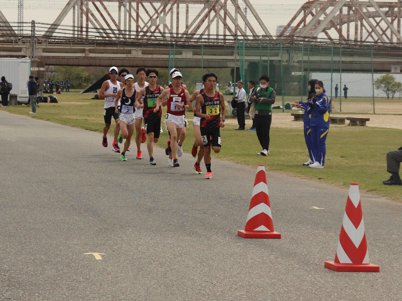 ハーフマラソンを走る選手（撮影・竹本穂乃加）＝2023年4月14日、大阪市内の淀川右岸・西中島マラソンコース