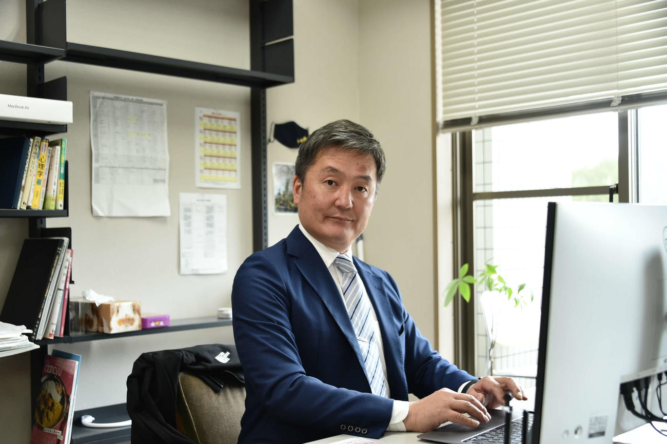 新潟経営大女子駅伝部の山本監督。日々、創部の準備を進めている