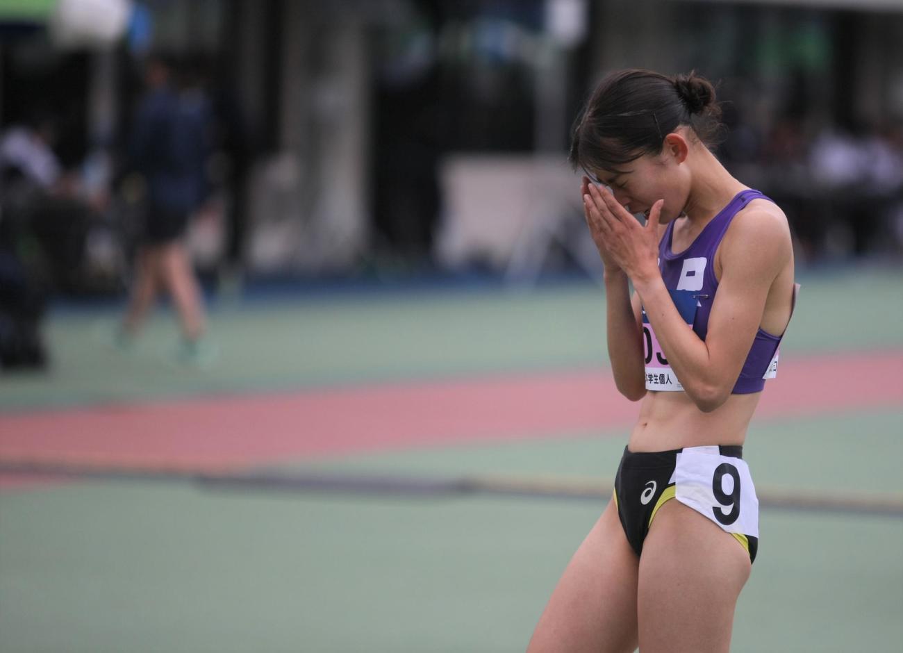 陸上の日本学生個人選手権女子1500メートル決勝で3位となり、涙を流す立教大・道下（撮影・藤塚大輔）