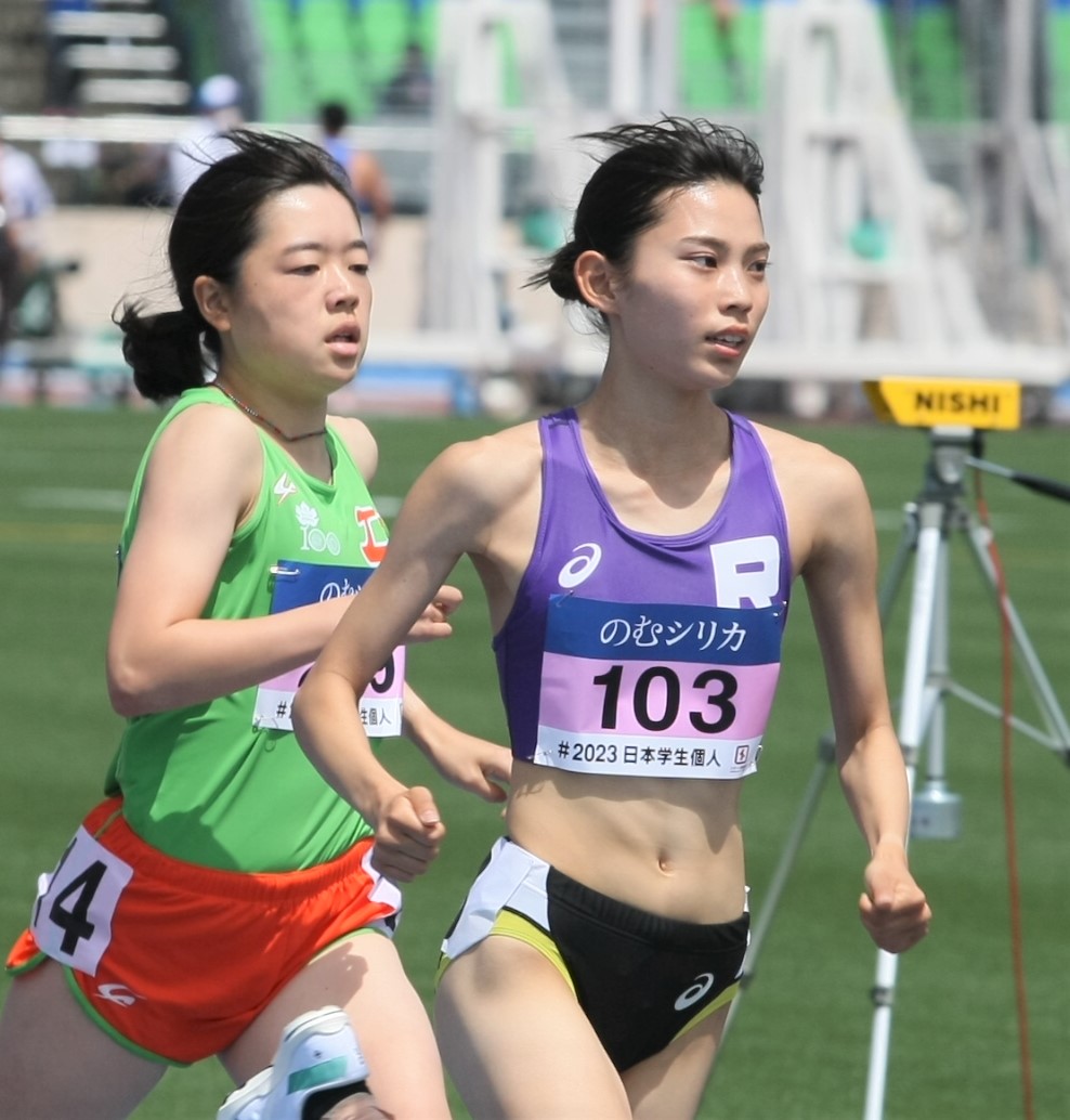 陸上の日本学生個人選手権女子1500メートル予選に出場した立教大・道下（右）（撮影・藤塚大輔）
