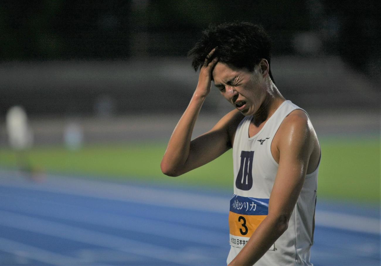 陸上の日本学生個人選手権男子1万メートル決勝で2着となり、悔しそうに頭をかく関西大・亀田（撮影・藤塚大輔）