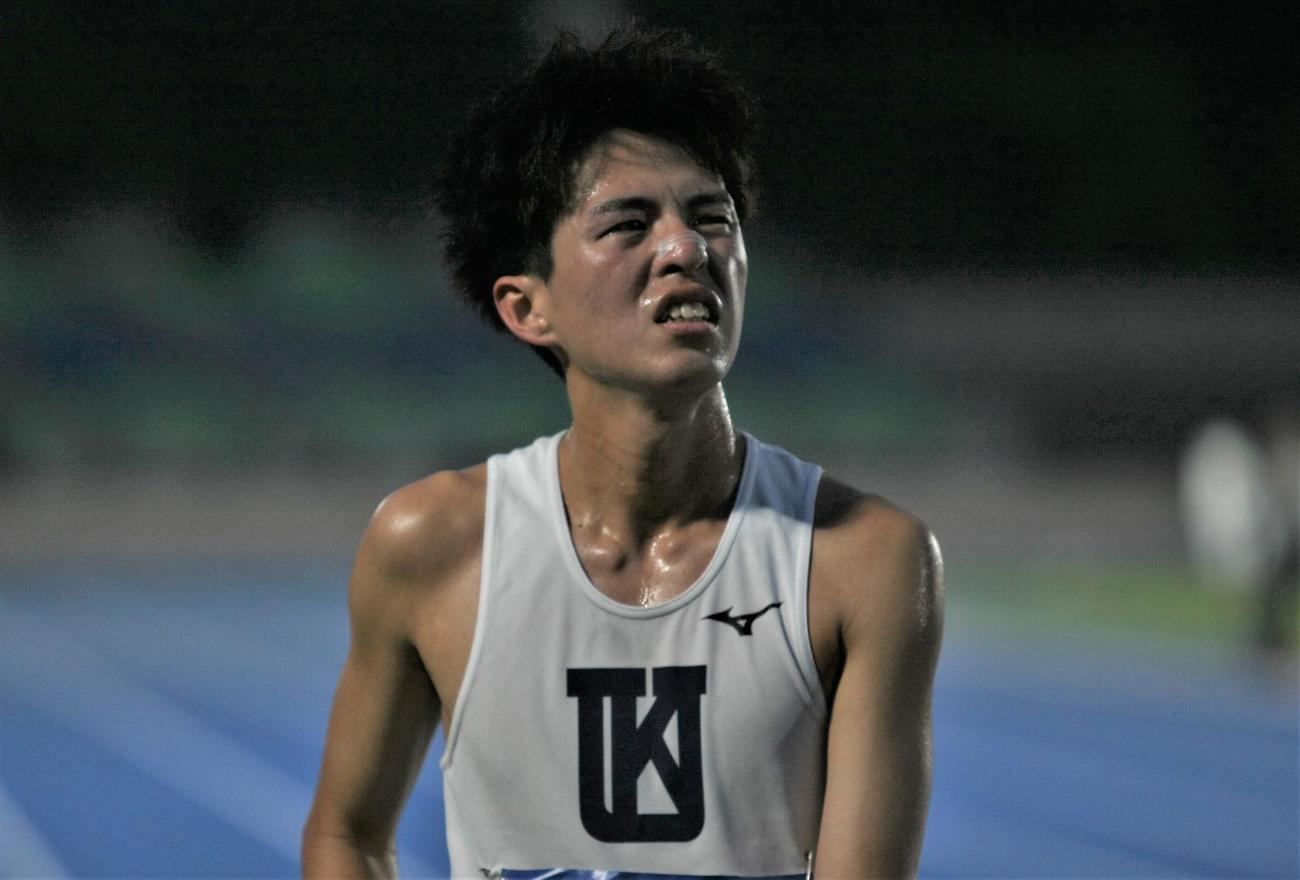 陸上の日本学生個人選手権男子1万メートル決勝で2着となり、悔しそうに電光掲示板を見つめる関西大・亀田（撮影・藤塚大輔）