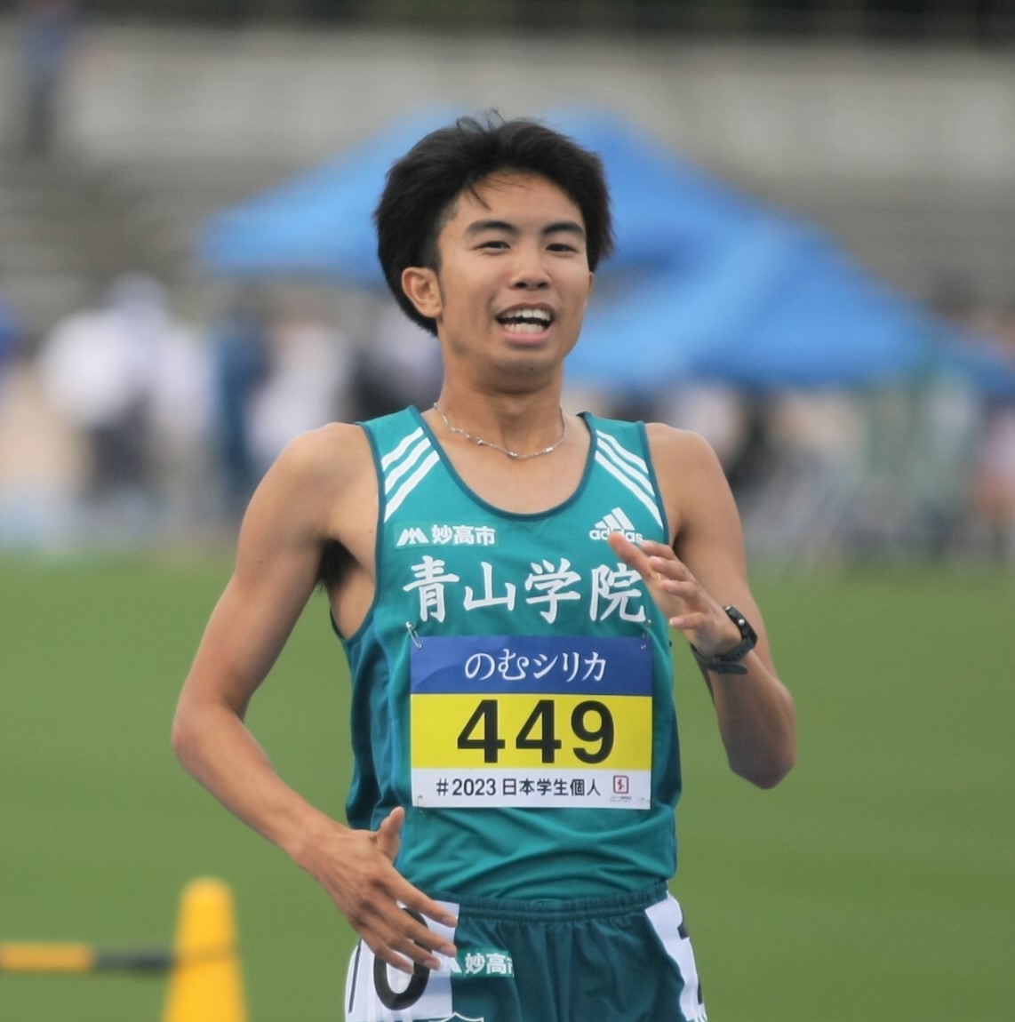 陸上の日本学生個人選手権男子1500メートル決勝で2着でゴールした青学大・宇田川（撮影・藤塚大輔）